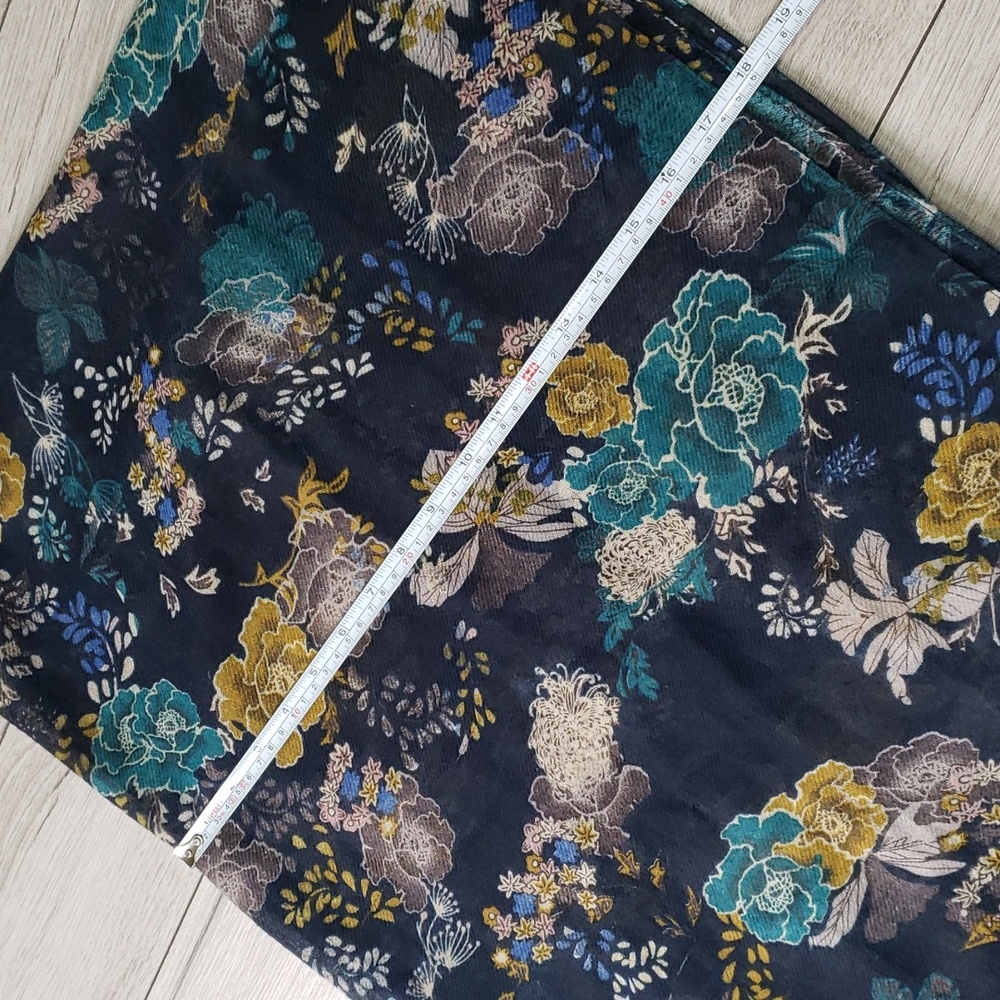 3/$35 Patterned floral infinity scarf from H&M - Picture 7 of 7
